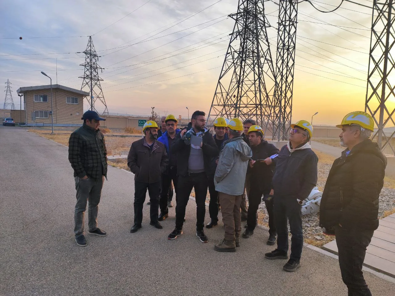 نشست میدانی کارشناسان پست فشارقوی زنجان همراه تیم FMG در محوطه‌ی پست