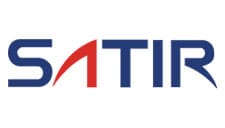 لوگو برند SATIR به رنگهای آبی و قرمز؛ تولید کننده پیشرو دوربینهای حرارتی (ترمال) برای بازرسی و عیبیابی صنعتی