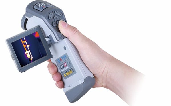 اپراتور در حال استفاده از دوربین حرارتی SATIR E8 برای مشاهده نقشه حرارتی (ترموگرام)