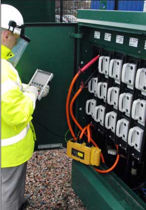 تست مقاومت اتصال (Joint Resistance Test) در تابلو سوییچگیر، تکنسین با دستگاه تستر مقاومت کم اهم (DLRO)، تعمیر و نگهداری پست برق