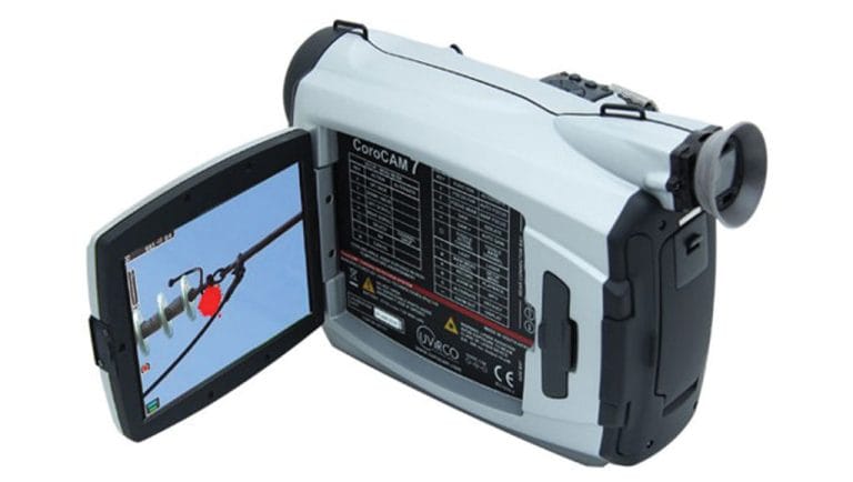 دوربین CoroCAM 7 UVIRCO با نمایشگر باز در حال نشان دادن تخلیه کرونا (Corona) روی مقره