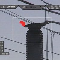 شناسایی تخلیه کرونا (به رنگ قرمز) در ناحیه اتصال عایق فشار قوی توسط دوربین UV.